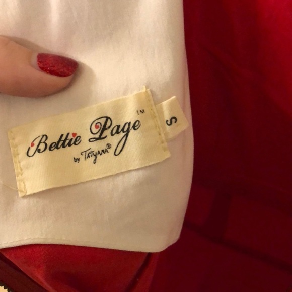 Bettie Page Jazmine Keyhole Pinup Red & White
Dress Swing Dancing - Picture 9 of 10